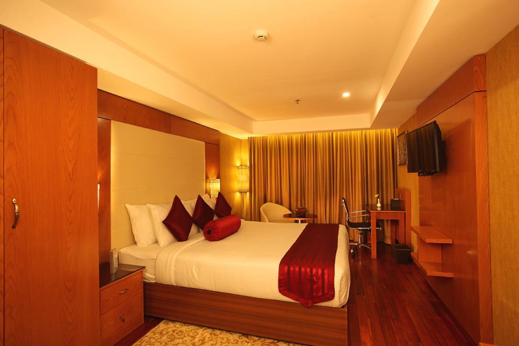 The Garuda Hotel Thrissur Buitenkant foto